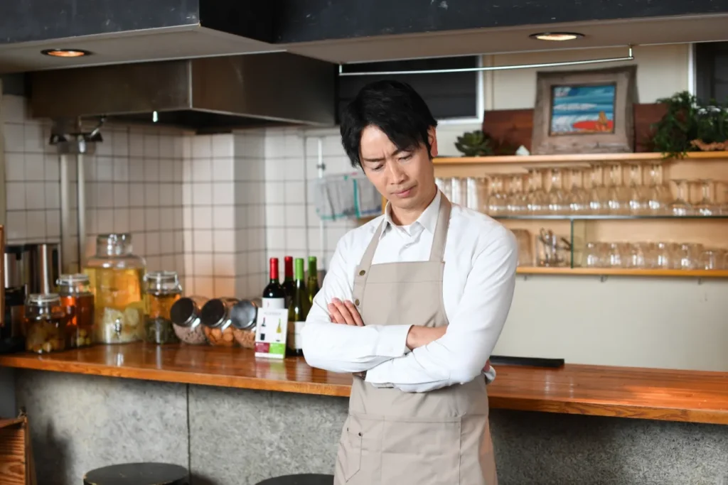 飲食バイトでシフトを減らされたよくある理由