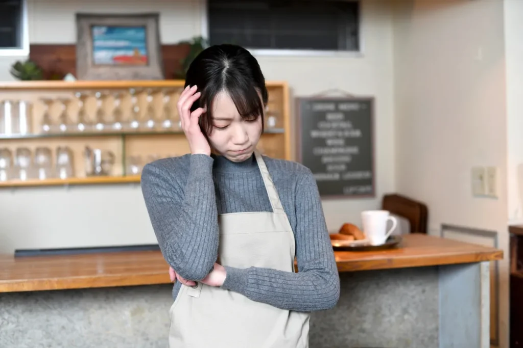 飲食バイトで声が小さいと指摘される精神的な負担