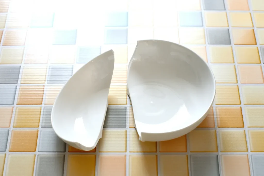 飲食バイトで皿を割った際の弁償義務と法律